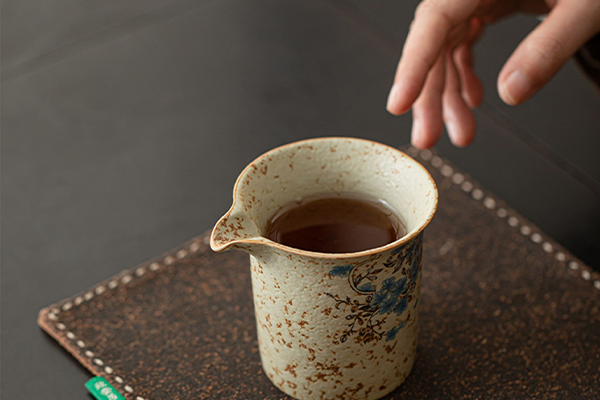 茶壺から公道杯へお茶を注ぐ様子
