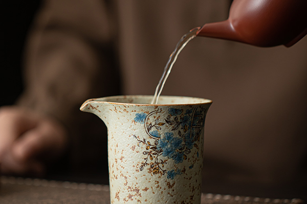 公道杯から茶碗へお茶を注ぐ手元